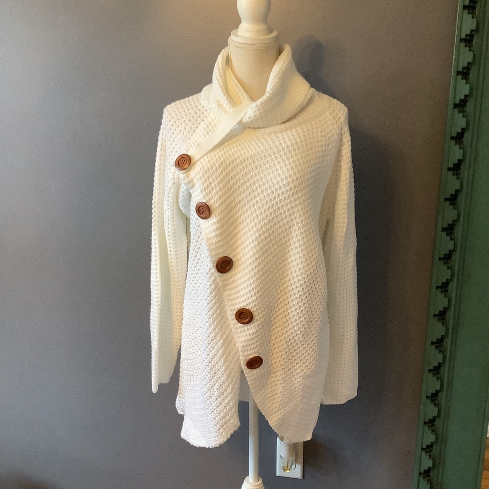 NWT 🤎Cozy White Button-Up‎ Women Sweater